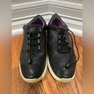 Ecco Sense Toggle Speed Lace Shoe Black/Purple Women’s  Size 39 (8US).